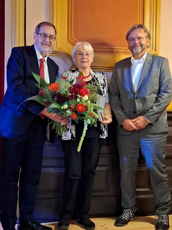 Eine gelungene Überraschung für die Vorsitzende Brigitta Heemann war ihre Ehrung und Auszeichnung mit der AWO-Verdienstmedaille durch den AWO-Präsidenten Michael Groß und den Vorsitzenden des Bezirksvorstandes Michael Scheffler, der auch die Laudatio hielt.
