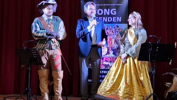 Ein prominenter Gratulant war der Soester Bürgermeister Dr. Eckhard Ruthemeyer, begleitet von der Bördekönigin und dem Soester Jägerken