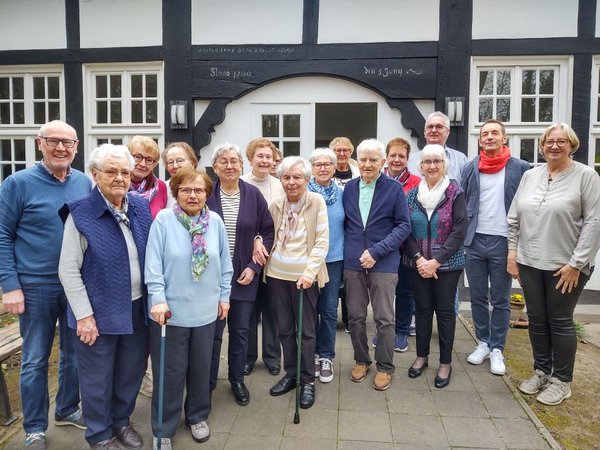 bei der Versammlung geehrten Jubilare, eingerahmt von Dienstjubilarin Petra Duling (ganz rechts), daneben Ehrengast Marcus Schiffer und stv. OV-Vors. Karl Duling (ganz links)