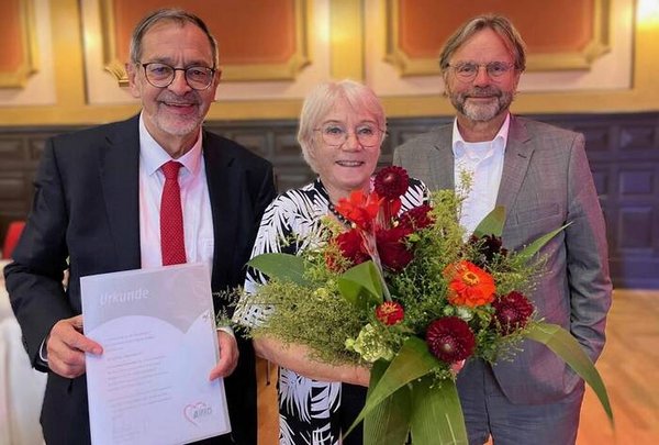 Überreichung der Verdienstmedaille für Brigitta Heemann. Im Bild zu sehen sind der Awo-Präsident Michael Groß (rechts) und der Vorsitzende des Bezirksvorstandes, Michael Scheffler, dankten Brigitta Heemann