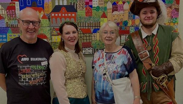 Ortsvereinsvorsitzende Brigitta Heemann (2 v. r.) und Stellvertreter Karl Duling (1. v. l.) feierten das 100-jährige Jubiläum der AWO