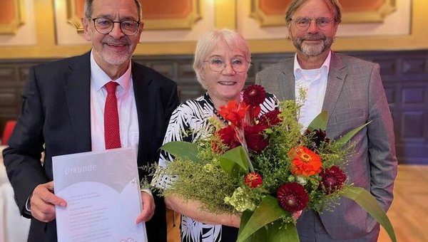 Überreichung der Verdienstmedaille für Brigitta Heemann. Im Bild zu sehen sind der Awo-Präsident Michael Groß (rechts) und der Vorsitzende des Bezirksvorstandes, Michael Scheffler, dankten Brigitta Heemann